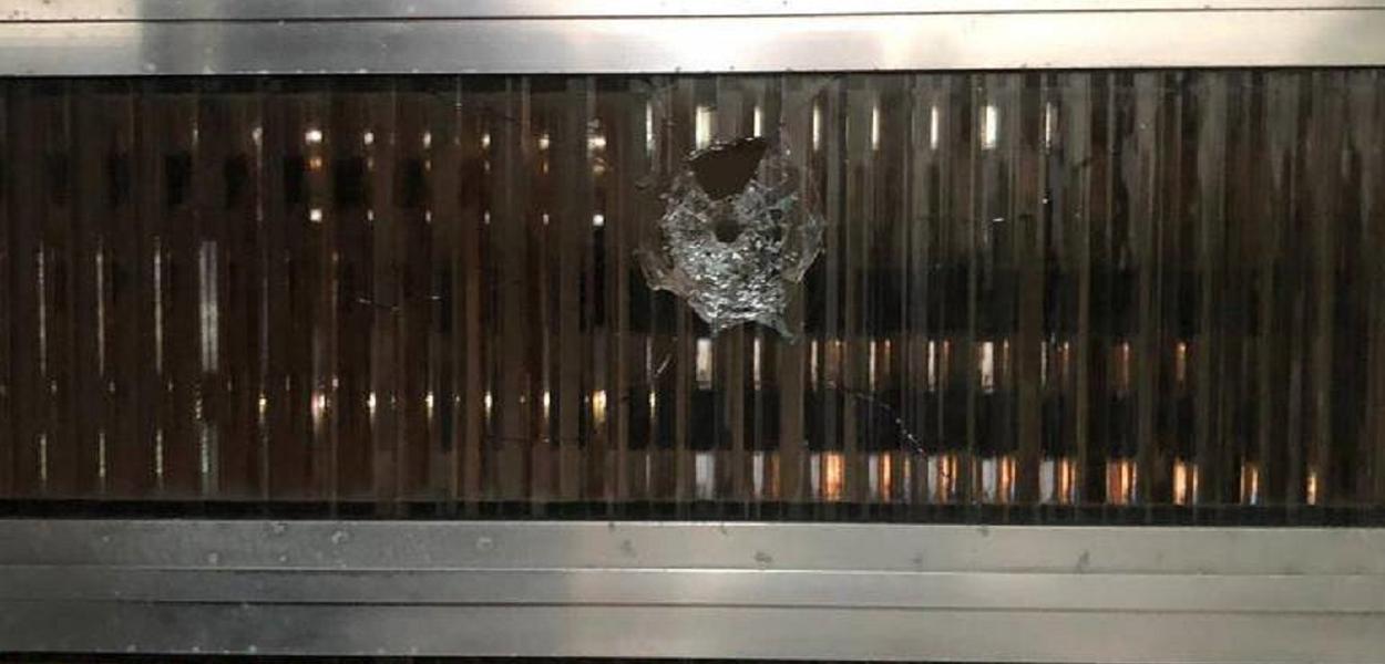 Vidro quebrado por tiro