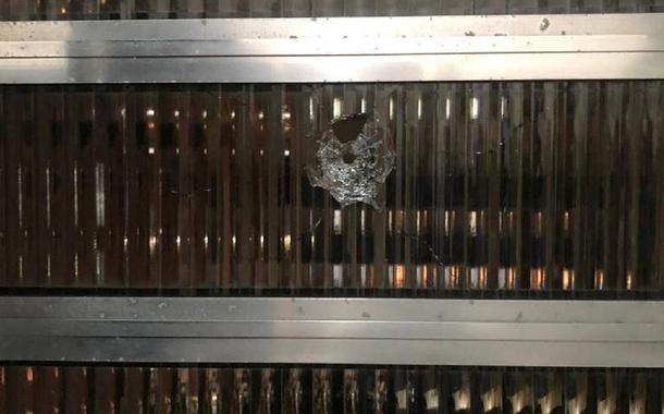 Vidro quebrado por tiro