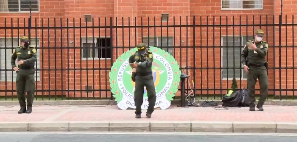 Policiais de Bogotá, Colômbia, dançando zumba