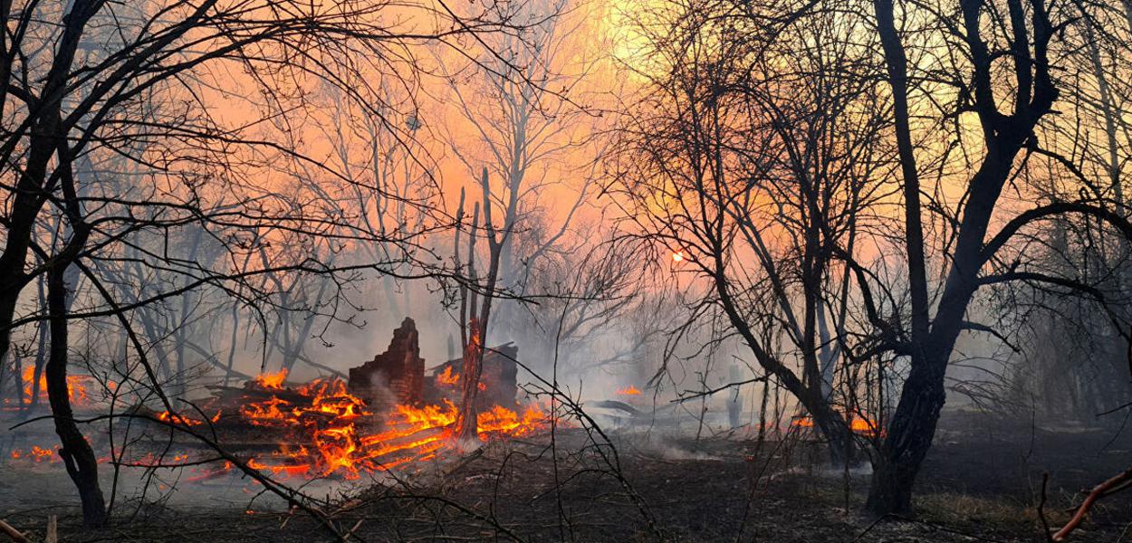 Incêndio florestal perto de Chernobyl