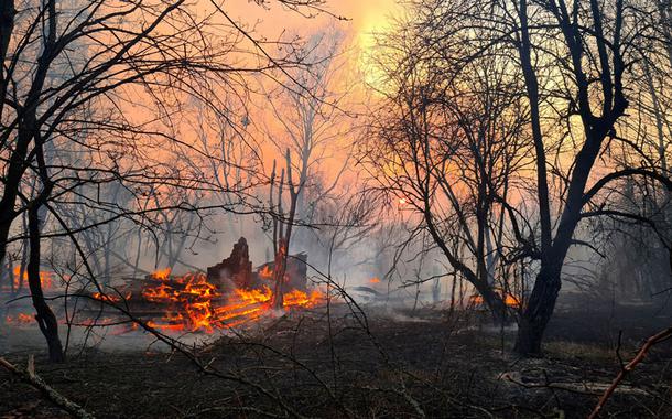 Incêndio florestal perto de Chernobyl