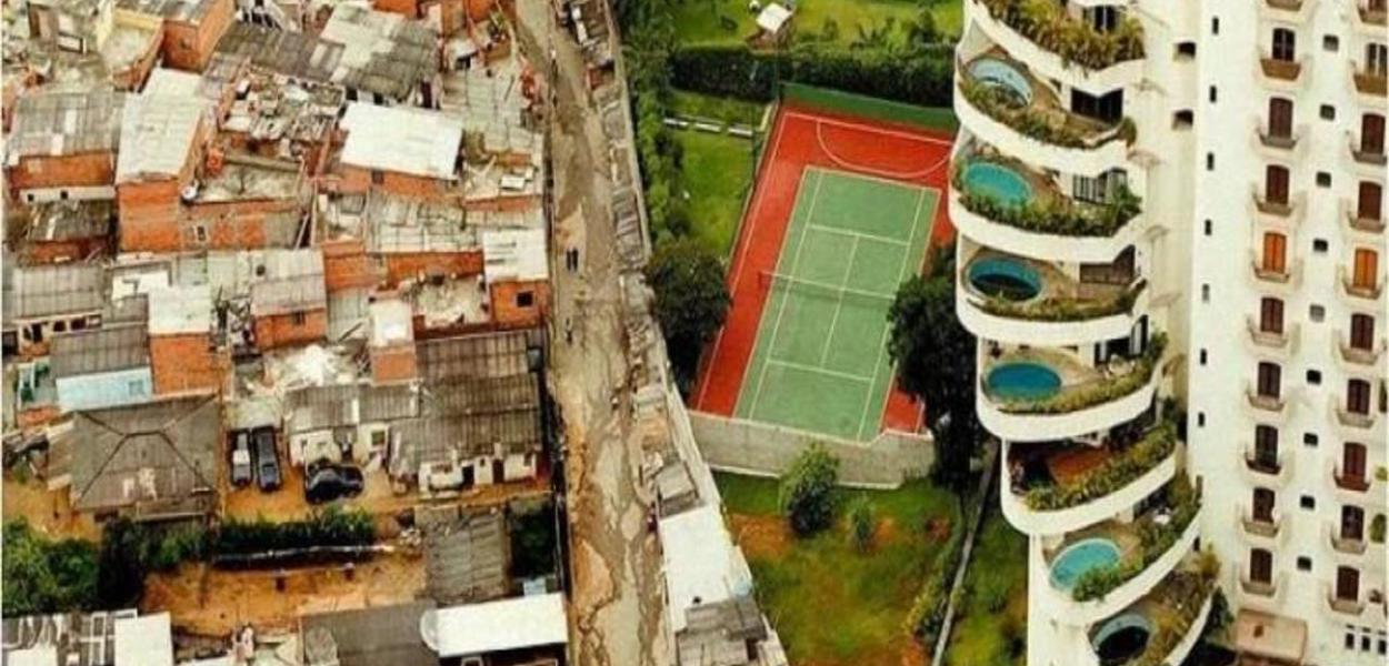 Favela de Paraisópolis ao lado de prédio luxuoso no Morumbi