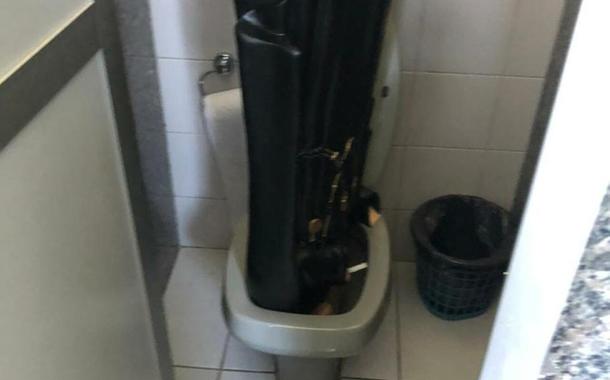 Vândalos colocam imagem de São Geraldo de cabeça para baixo em sanitário