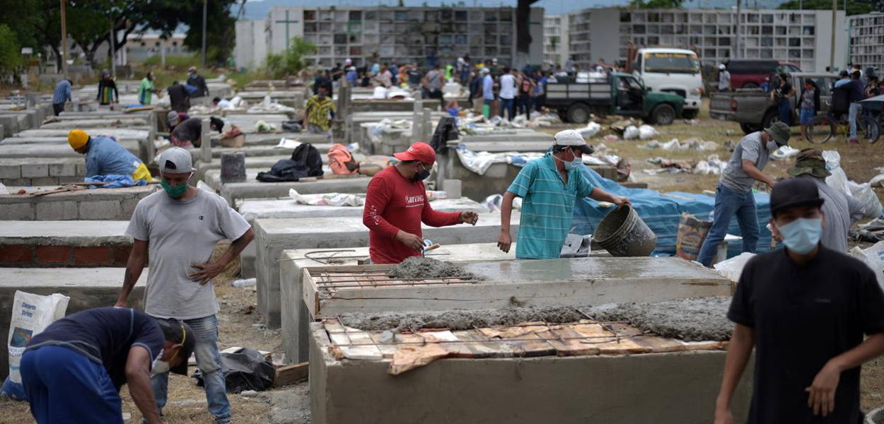 Cemitério Angela Maria Canalis, onde estão construindo mais túmulos em Guayaquil, Equador