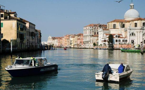 Policiais conferem documentação de barco em canal de Veneza, na Itália 14/04/2020