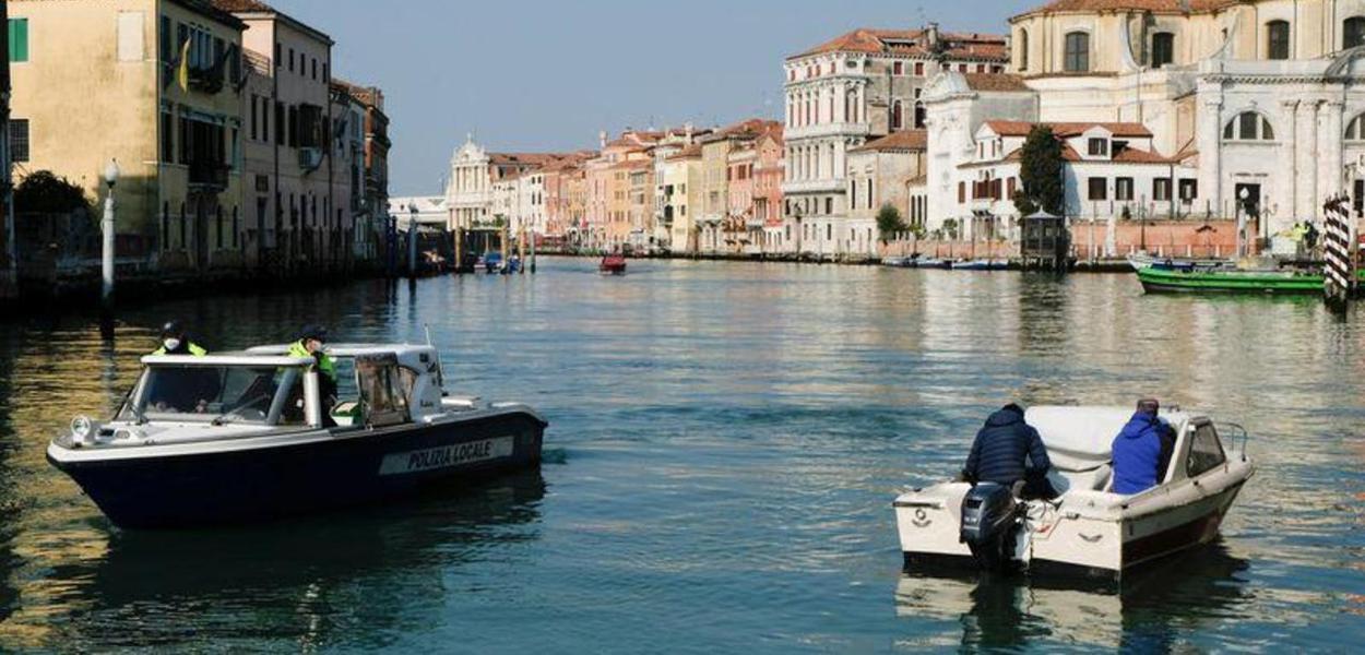 Policiais conferem documentação de barco em canal de Veneza, na Itália 14/04/2020