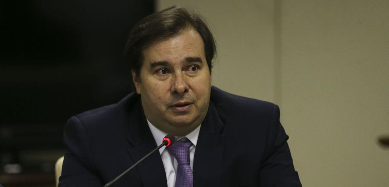 Câmara aprova medidas contra os trabalhadores, sob o comando de Rodrigo Maia