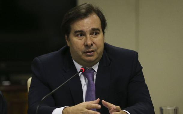 Câmara aprova medidas contra os trabalhadores, sob o comando de Rodrigo Maia