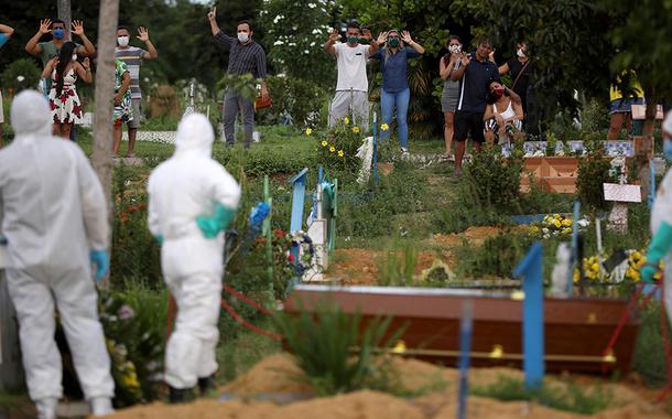 Enterro de homem de 34 anos que morreu devido ao coronavírus em cemitério de Manaus