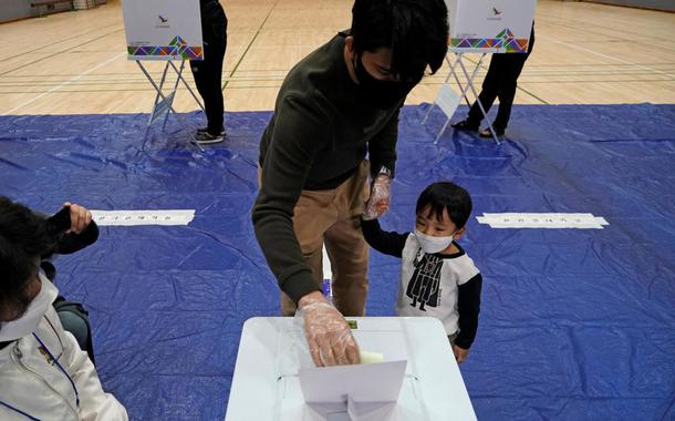Eleitores votam na Coreia do Sul durante epidemia de coronavírus