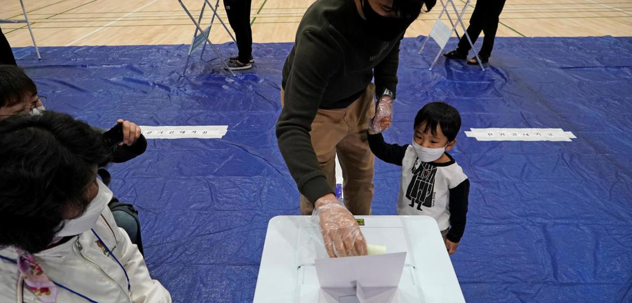 Eleitores votam na Coreia do Sul durante epidemia de coronavírus