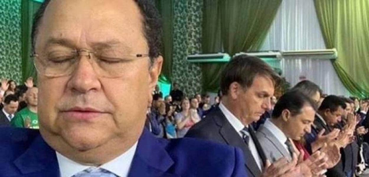 Deputado Silas Câmara tira selfie durante culto com Jair Bolsonaro