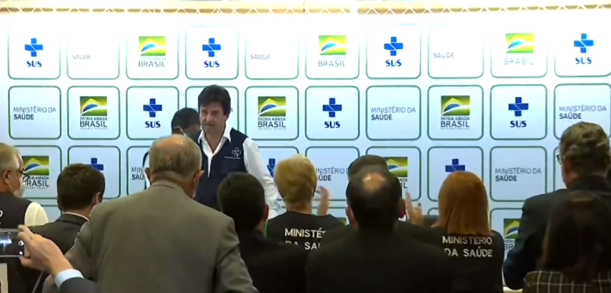 Luiz Henrique Mandetta sendo aplaudido em entrevista coletiva