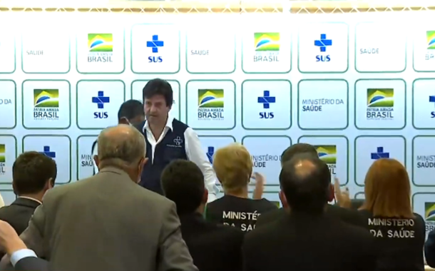 Luiz Henrique Mandetta sendo aplaudido em entrevista coletiva