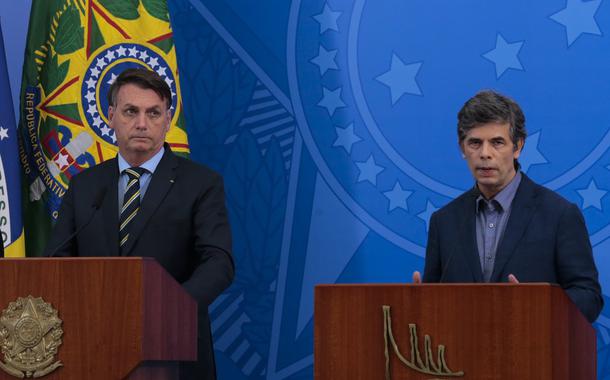 Jair Bolsonaro e o novo ministro da Saúde, Nelson Teich, durante pronunciamento no Palácio do Planalto