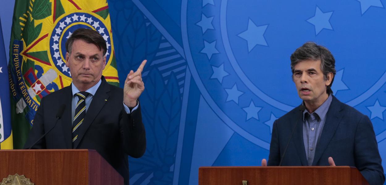 O presidente Jair Bolsonaro e o novo ministro da Saúde, Nelson Teich, durante pronunciamento no Palácio do Planalto