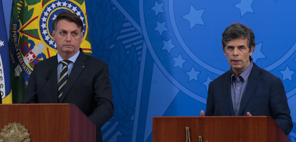 Jair Bolsonaro e o novo ministro da Saúde, Nelson Teich, durante pronunciamento no Palácio do Planalto
