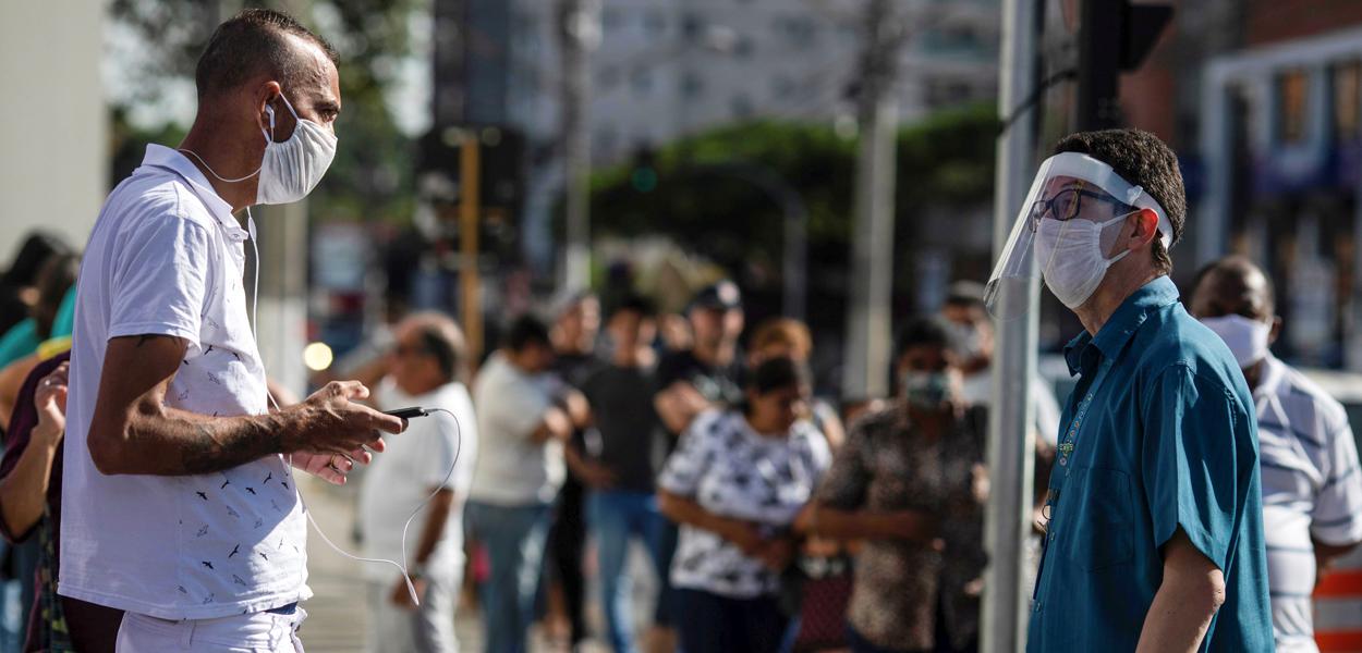 Pesoas fazem fila para tentar receber auxílio do governo federal durante a pandemia15/04/2020