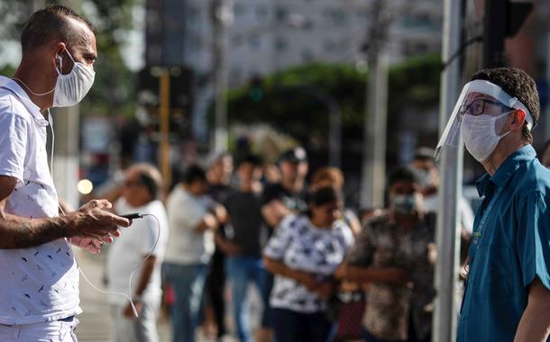 Pesoas fazem fila para tentar receber auxílio do governo federal durante a pandemia15/04/2020