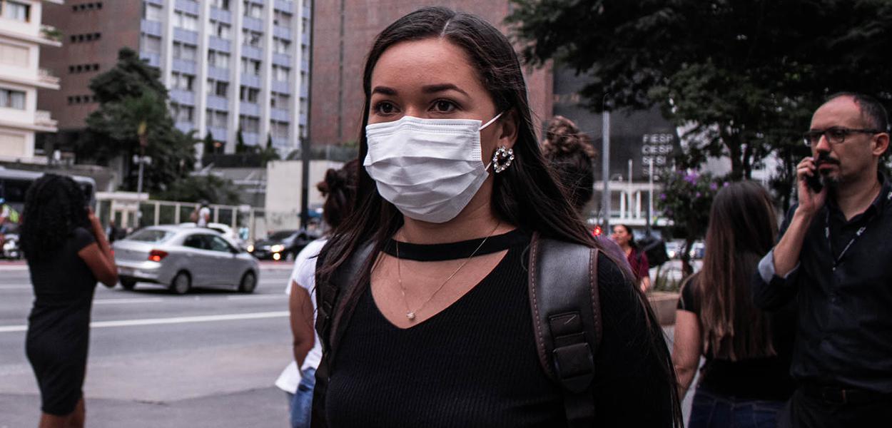 São Paulo SP 18 03 2020-Protegidos com mascaras por causa da pandemia do Coronavírus paulistanos caminham na avenida Paulista  . foto - Guilherme Gandolfi