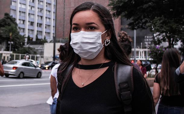 São Paulo SP 18 03 2020-Protegidos com mascaras por causa da pandemia do Coronavírus paulistanos caminham na avenida Paulista  . foto - Guilherme Gandolfi