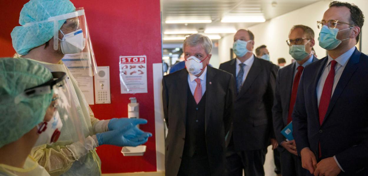O Ministro da Saúde alemão Jens Spahn, e outros responsáveis do governo visitam uma unidade de terapia intensiva Lena Mueller no Hospital Universitário de Giessen e Marburg, em Giessen, Alemanha, no dia 14/04/2020