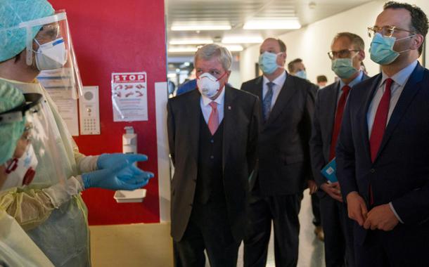 O Ministro da Saúde alemão Jens Spahn, e outros responsáveis do governo visitam uma unidade de terapia intensiva Lena Mueller no Hospital Universitário de Giessen e Marburg, em Giessen, Alemanha, no dia 14/04/2020