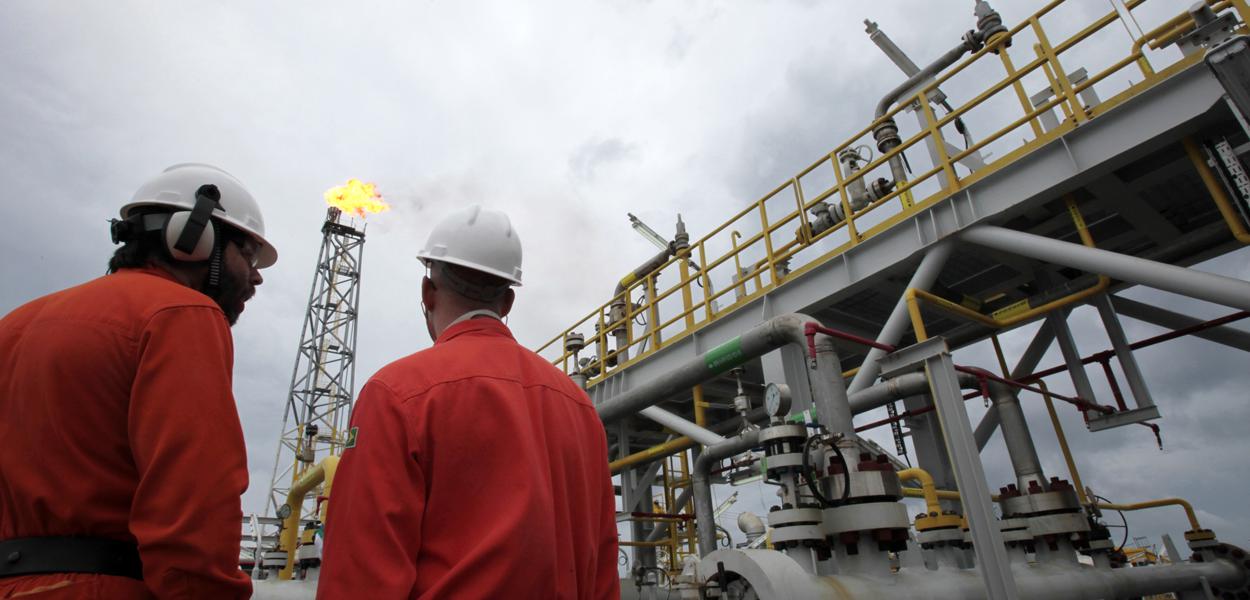 Funcionários em plataforma da Petrobras no campo de Lula, litorial do Rio de Janeiro 16/02/2011