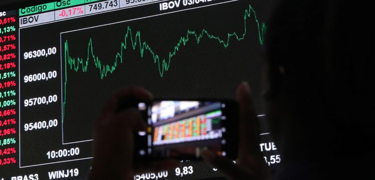 Ibovespa fecha em baixa no dia, mas avança 9,5% na semana e quebra série de perdas
