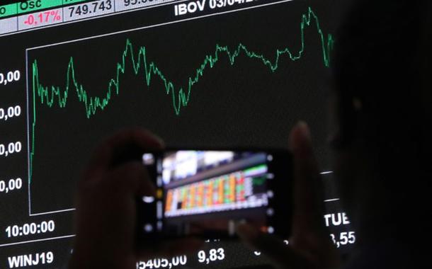 Ibovespa fecha em baixa no dia, mas avança 9,5% na semana e quebra série de perdas