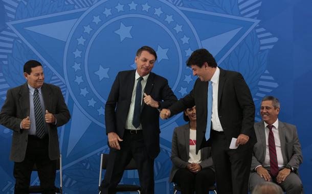 O presidente da República, Jair Bolsonaro, cumprimenta, o ex- ministro, Luiz Henrique Mandetta, durante solenidade de posse no Palácio do Planalto 