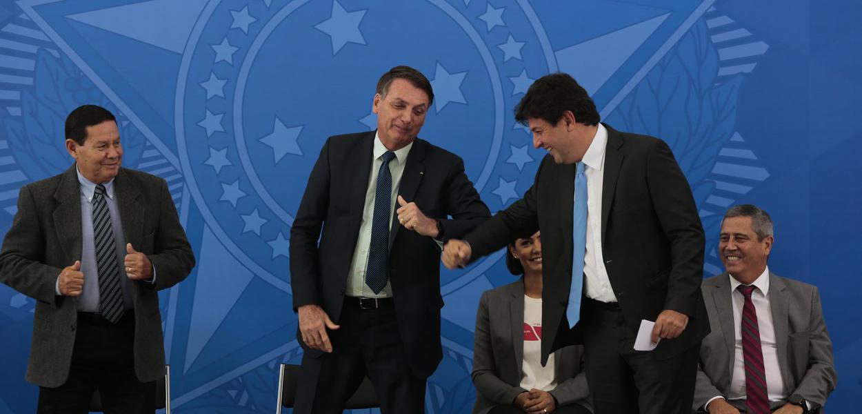 O presidente da República, Jair Bolsonaro, cumprimenta, o ex- ministro, Luiz Henrique Mandetta, durante solenidade de posse no Palácio do Planalto 