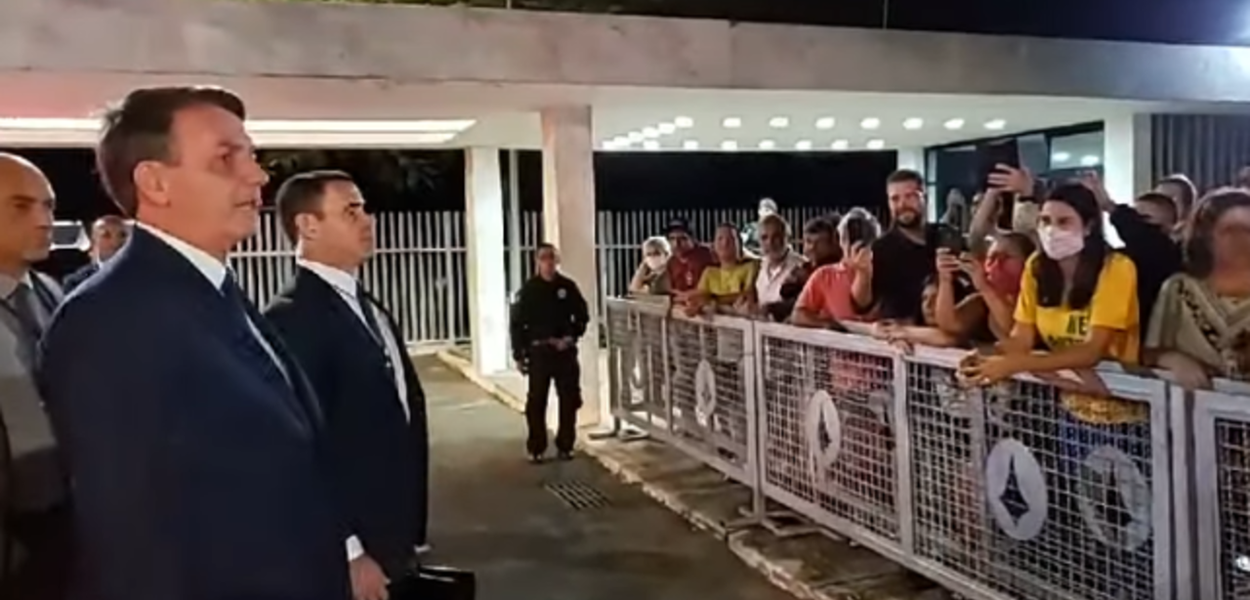 Jair Bolsonaro conversa com apoiadores no Palácio do Alvorada