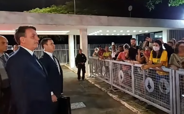 Jair Bolsonaro conversa com apoiadores no Palácio do Alvorada