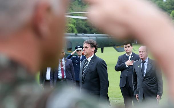 Jair Bolsonaro recebe Honras Militares ao desembarcar na Academia Militar das Agulhas Negras