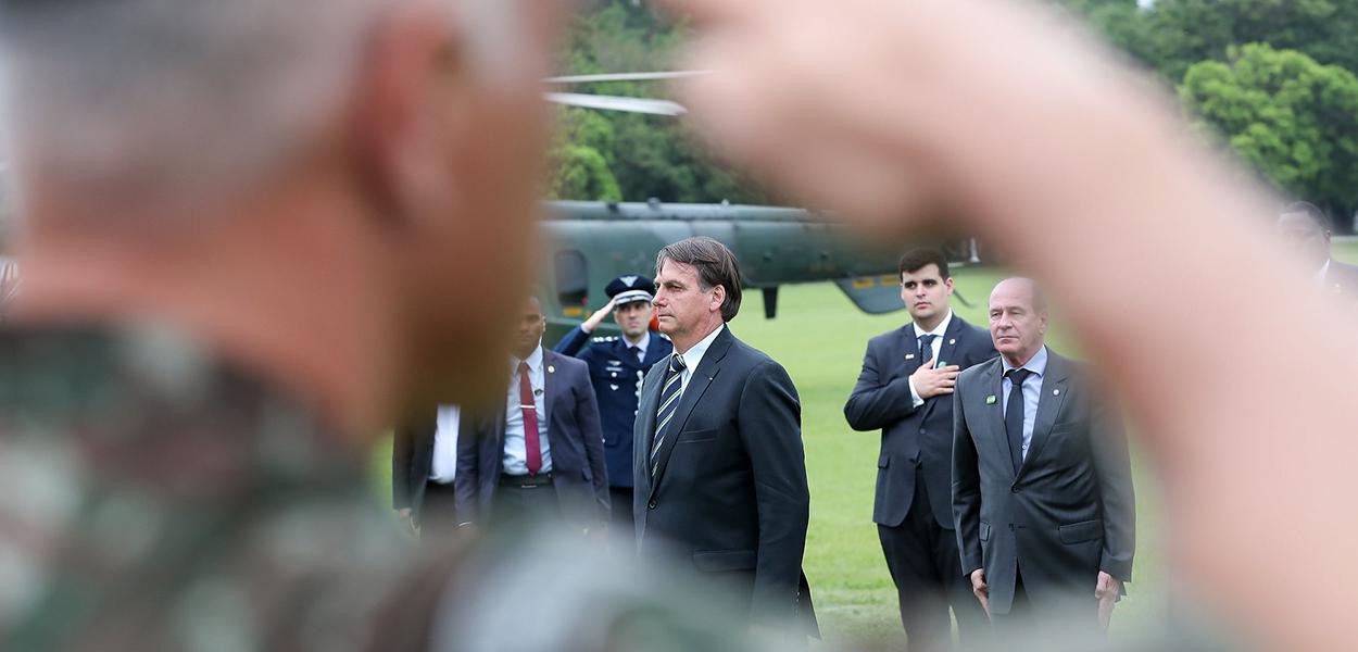 Jair Bolsonaro recebe Honras Militares ao desembarcar na Academia Militar das Agulhas Negras