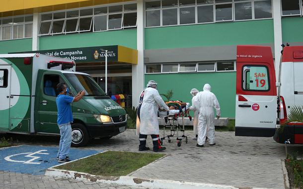 Chegada de pacientes no Hospital de Campanha Gilberto Novaes