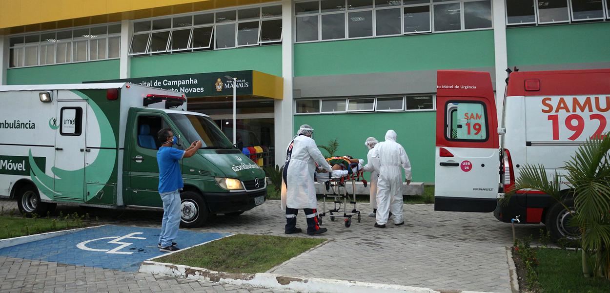 Chegada de pacientes no Hospital de Campanha Gilberto Novaes