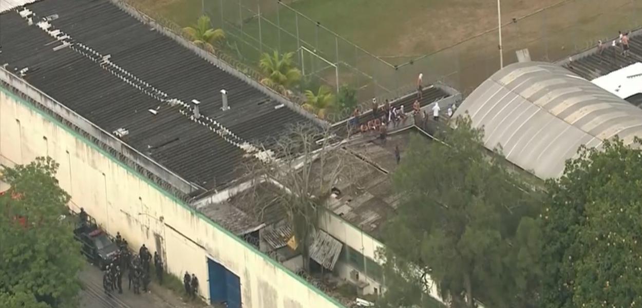 Policiais militares lançaram bombas de gás lacrimogêneo