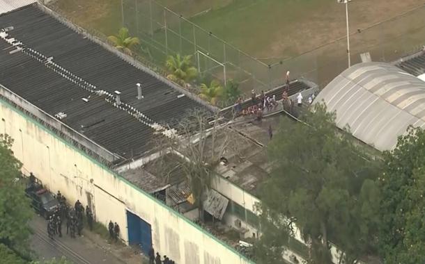 Policiais militares lançaram bombas de gás lacrimogêneo