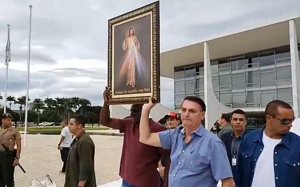 Bolsonaro levanta quadro de Jesus Cristo, presente de grupo religiosos