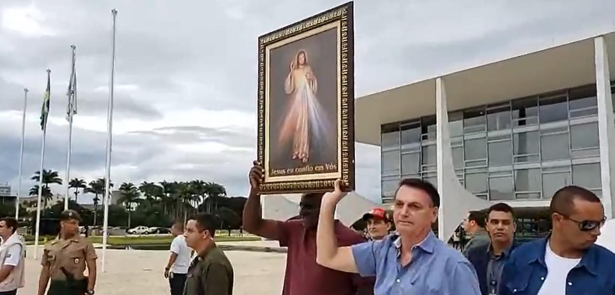 Bolsonaro levanta quadro de Jesus Cristo, presente de grupo religiosos