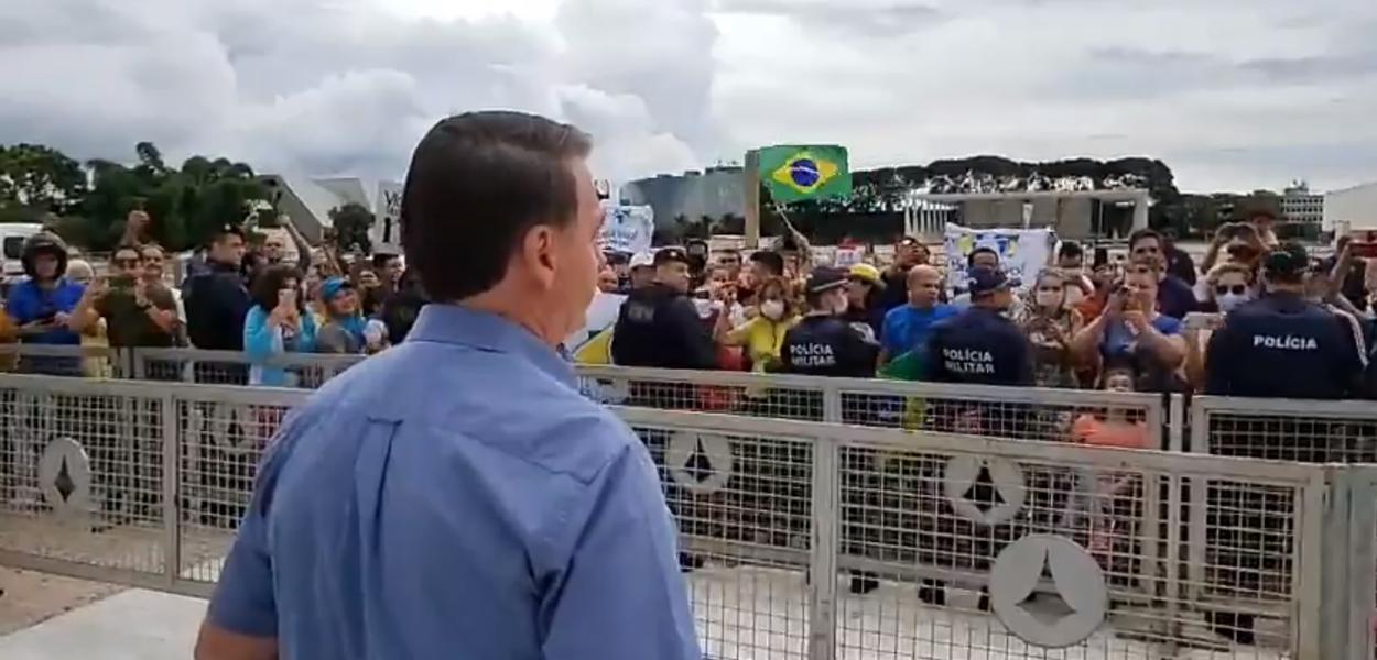 Bolsonaro fala com apoiadores em frente ao Palácio do Planalto