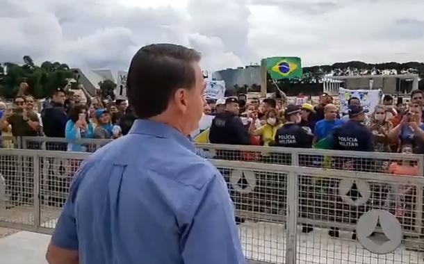 Bolsonaro fala com apoiadores em frente ao Palácio do Planalto