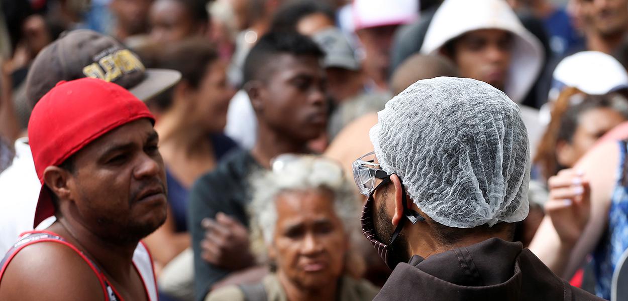 Fila para receber alimentos doados por padres franciscanos no centro de São Paulo durante a crise do coronavírus