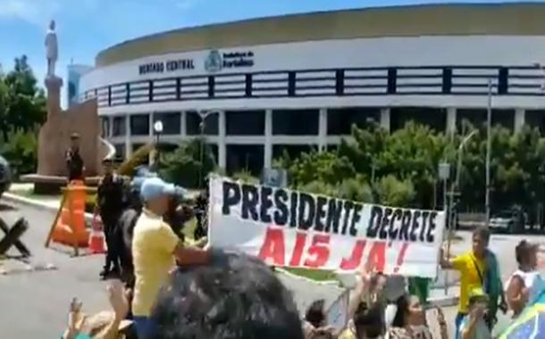 O bolsonarismo continua fazendo apologia a práticas ditatoriais