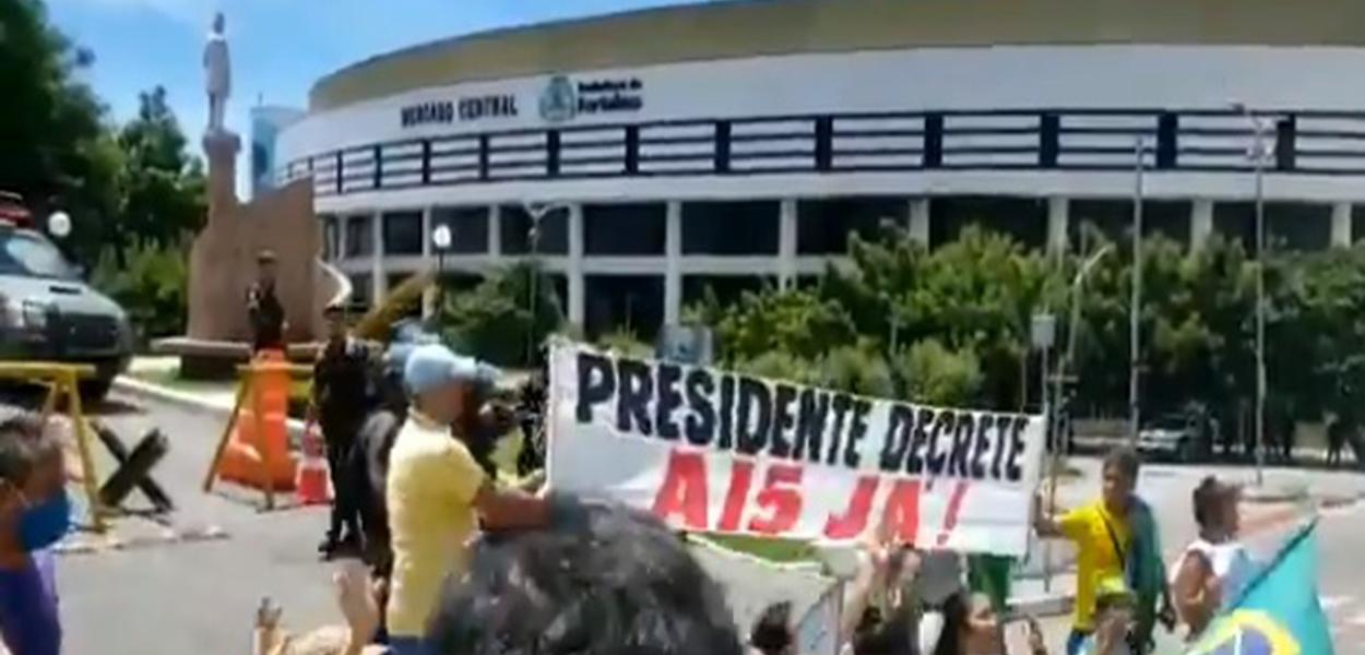 O bolsonarismo continua fazendo apologia a práticas ditatoriais