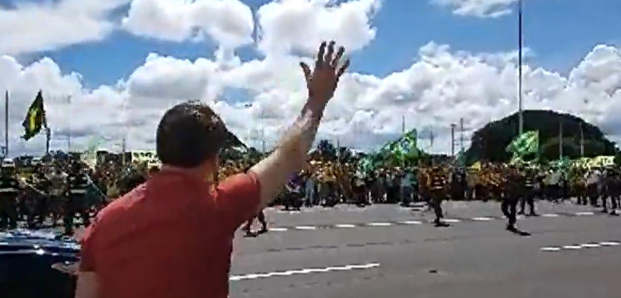 Bolsonaro discurso a apoiadores que pediram AI-5 em Brasília