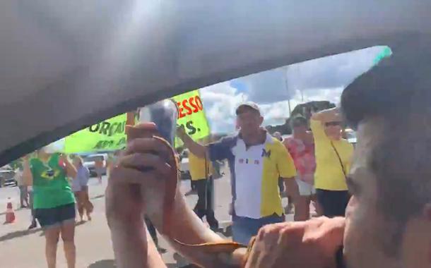 Guga Noblat toca berrante para manifestantes pró-AI-5 em Brasília