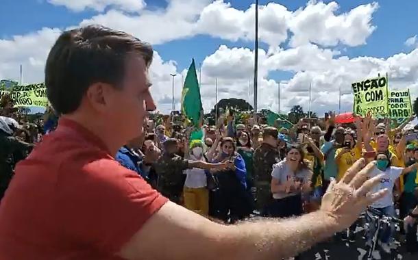 Bolsonaro apoia ato que pede intervenção militar e AI-5 em Brasília